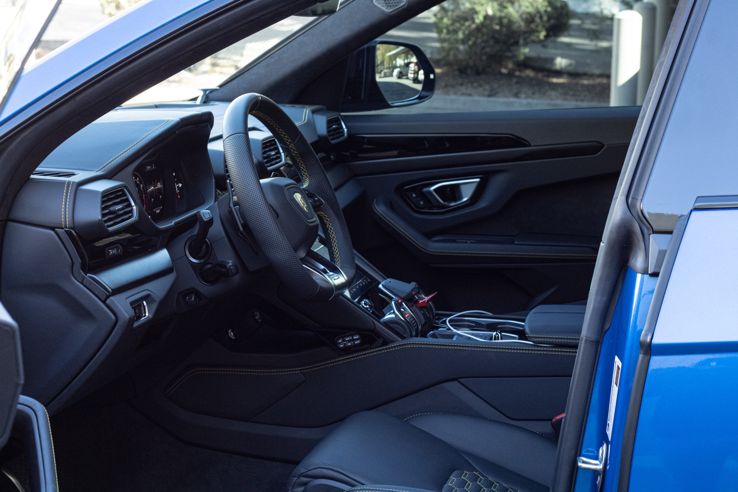 lamborghini-urus-interior-1-scaled