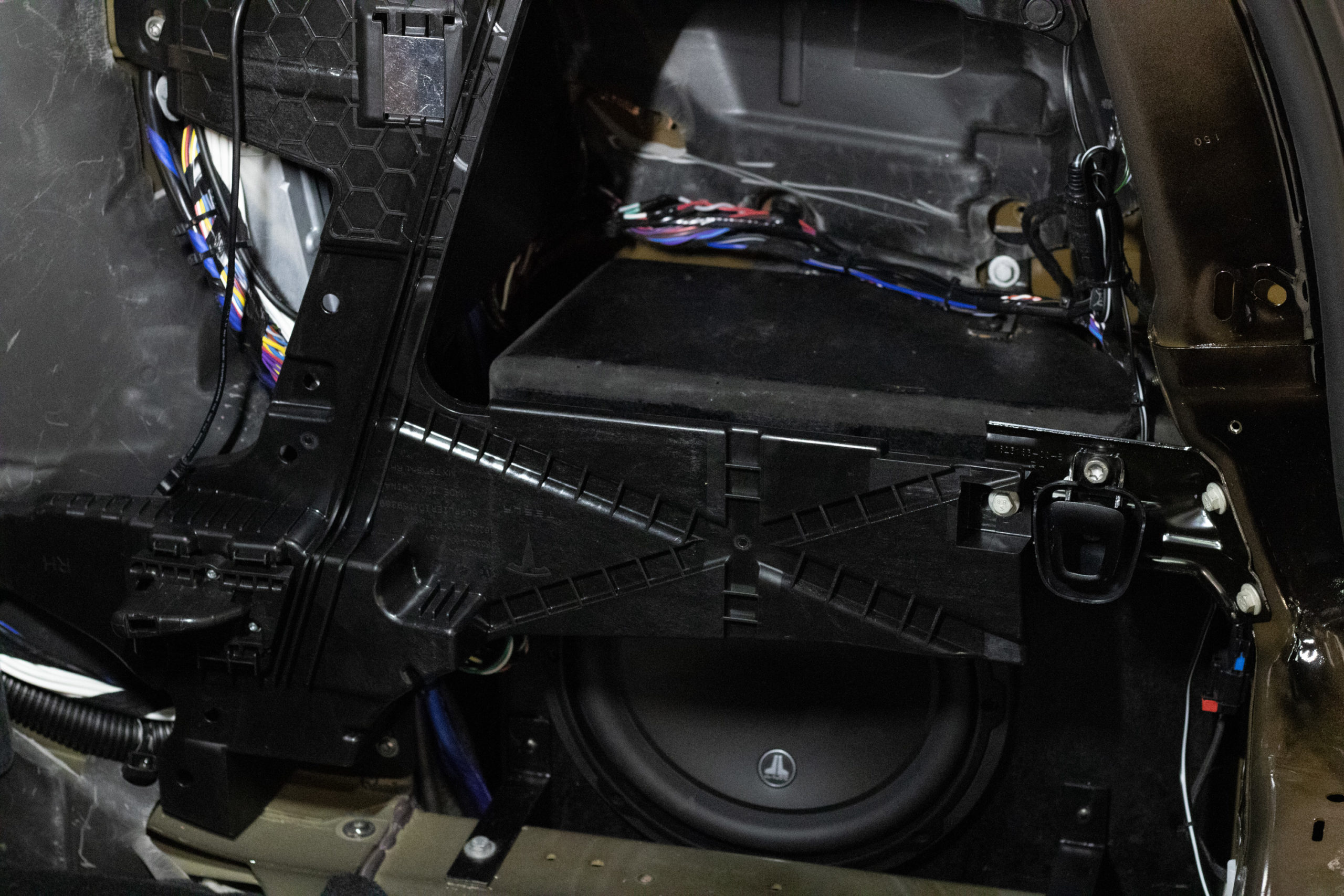 tesla-modelX_subwoofer-amp-2-scaled
